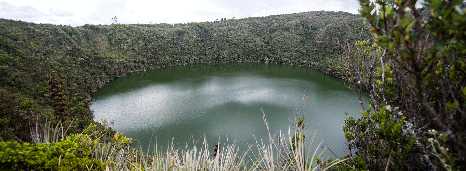 Fotografía de paisaje con laguna en medio de las montañas 