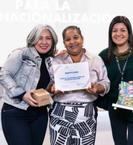 La empresa transforma materiales reciclados en productos artesanales de alta calidad, fusionando sostenibilidad, cultura y responsabilidad social. Con un enfoque inclusivo, cada creación apoya a comunidades vulnerables mientras honra las tradiciones colombianas.