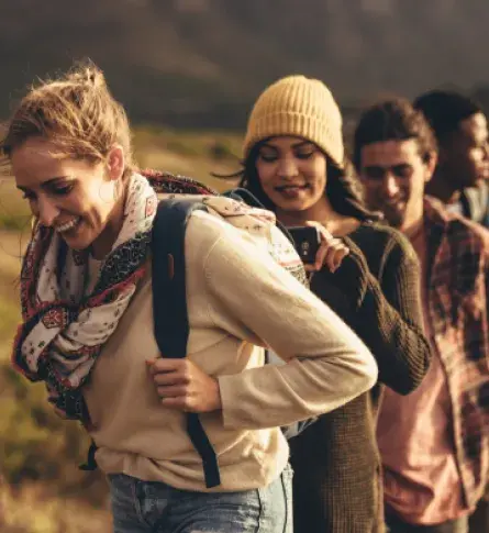 Jóvenes turistas explorando la naturaleza