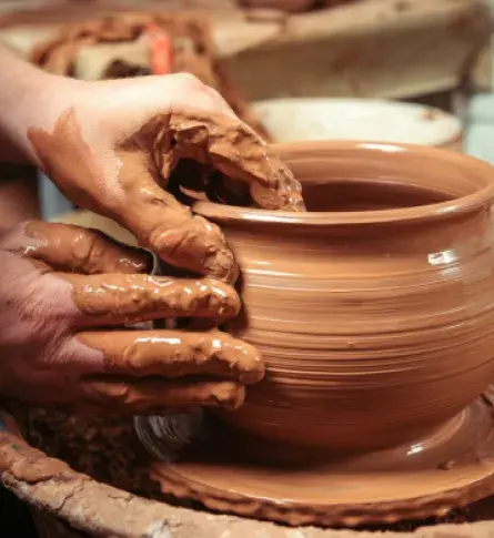 Elaboración de vasijas de barro