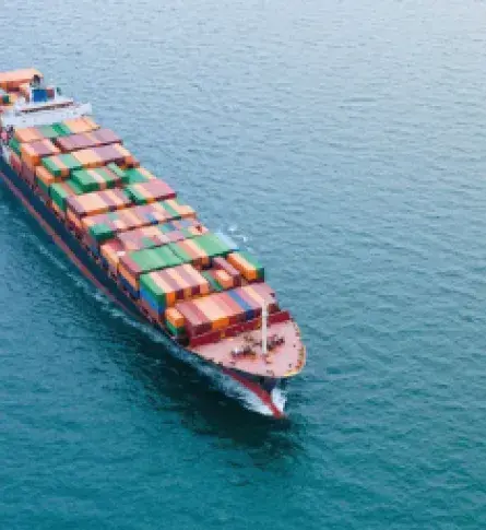 Buque de carga colombiano dirigiéndose a destinos de las exportaciones colombianas