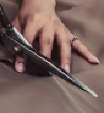 Boceto de tela con tijeras y máquina de coser.