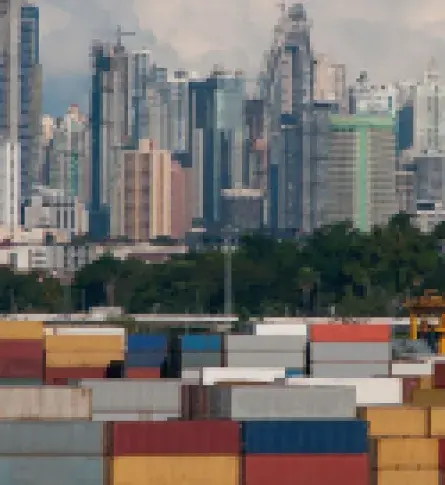 Exportaciones textiles de Colombia llegando a un puerto en la Ciudad de Panamá.