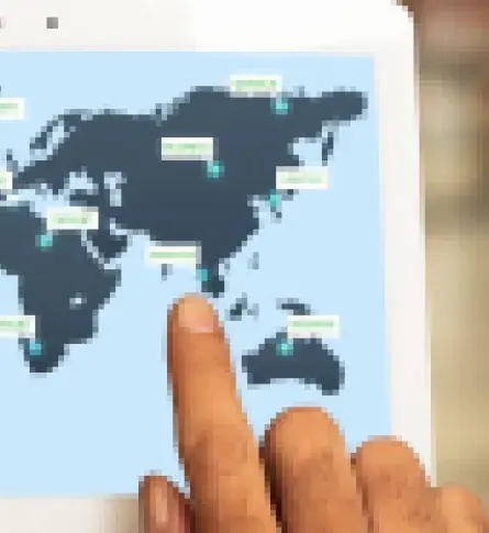 Manos de gerente señalando región MENA en el mapa.