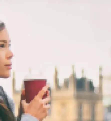 Mujer asiática toma café de exportación colombiano en Inglaterra.