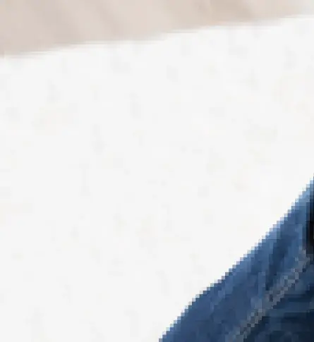 Mujer navegando en e-commerce para vender por internet.