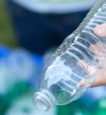 Reciclaje con botellas de plásticos de un solo uso.