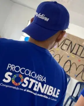 Jóvenes de espalda con camisetas de ProColombia