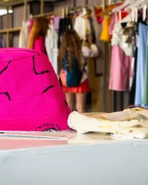 Actualmente, el ecodiseño se convierte en una tendencia mundial. En la Unión Europea (UE) se ha convertido en una obligación a propósito de su nuevo reglamento que tiene como objetivo promover la economía circular, fomentar el consumo responsable y reducir la huella ambiental de los productos que se basen en el Ecodiseño. Con medidas más estrictas, esta normativa impacta a varios sectores incluyendo la moda, incentivando a las empresas a adoptar prácticas más sostenibles y responsables.