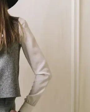 Mujer con bolso y sombrero