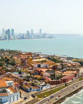 Ciudad rodeada de mar