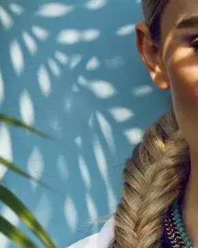 Primer plano de mujer detrás de arboles