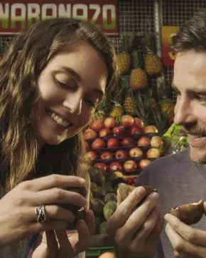 personas en plaza mercado