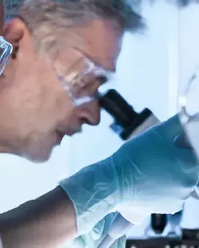 personas en laboratorio