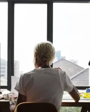 Modista sentada en escritorio