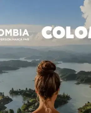 Mujer en lago con montañas