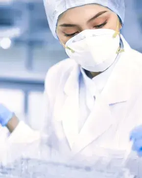 persona con máscara en laboratorio