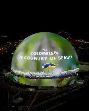 Toma de Sphere con imágenes de la activación que destaca los tesoros naturales y la biodiversidad de Colombia