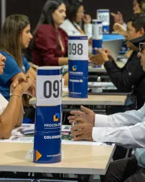 Funcionario de ProColombia hablando con mujer