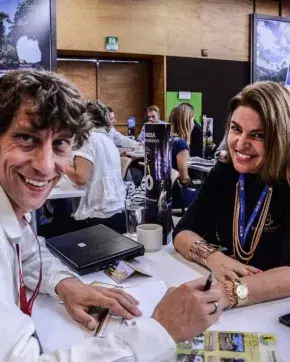 Dos funcionarios de ProColombia en un evento