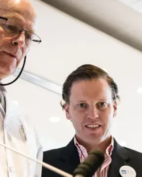 Dos médicos y un directivo en un hospital