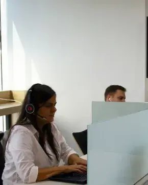 Oficinistas trabajando en sus computadores