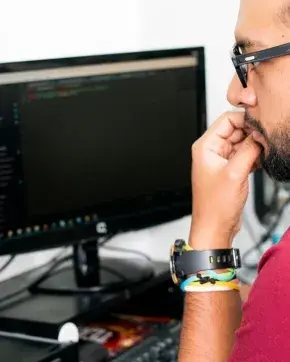 Oficinista trabajando en su computador