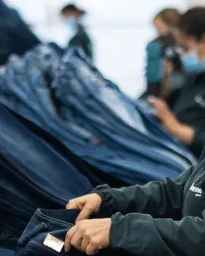 Trabajadores en fabrica de jeans