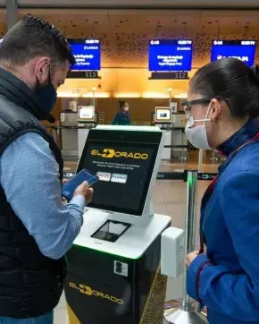 Turista y empleado en el aeropuerto de el Dorado