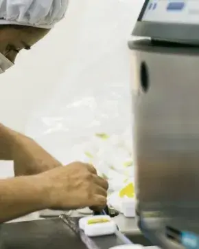 Químicos en laboratorio