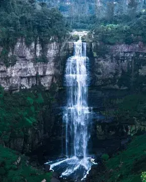 Paisaje con cascada en Colombia
