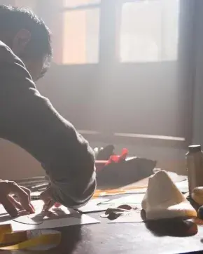 Hombre realizando botas militares