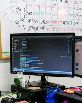 Oficinista trabajando en su computador