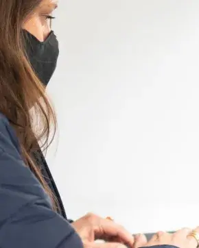 Oficinista trabajando en su computador