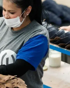 Dos mujeres trabajando en fabrica