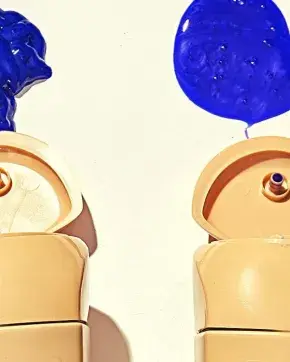 Dos tarros de pintura azul rey