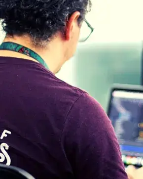 Oficinista trabajando en su computadora