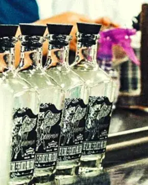 Botellas de aguardiente de certamen internacional