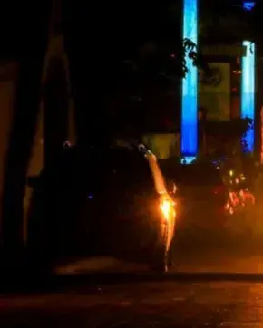 Postes inteligentes de Bucaramanga en la noche