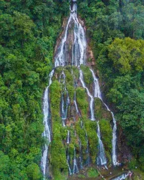 Fotografía panorámica de cascada en medio de una montaña