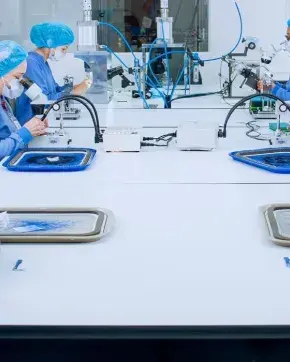 Químicos en laboratorio