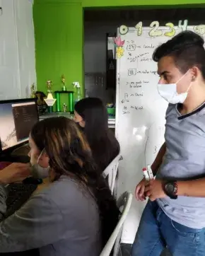 Jovenes utilizando software Colombiano en Boston y Abu Dhabi