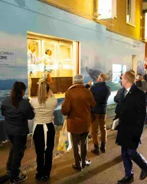 Extranjeros fotografiando bailarines Colombianos  en Suiza