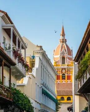 Iglesia de Colombia, en barrio con arquitectura colonial