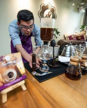 Hombre probando maquina de café