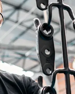 Hombre trabajando en fabrica para exportación de productos Colombianos