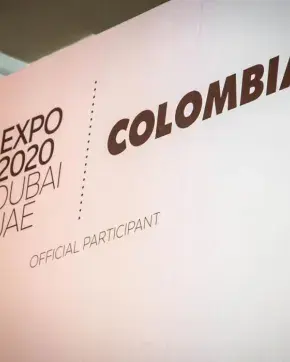 Letrero de Expo Dubai 2020 con Colombia Co