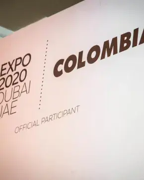 Letrero de Expo Dubai 2020 con Colombia Co