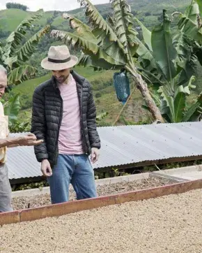 Dos hombre en una casa del campo Colombiano