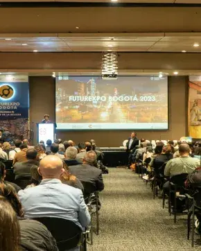 Exposición en auditorio de Futurexpo